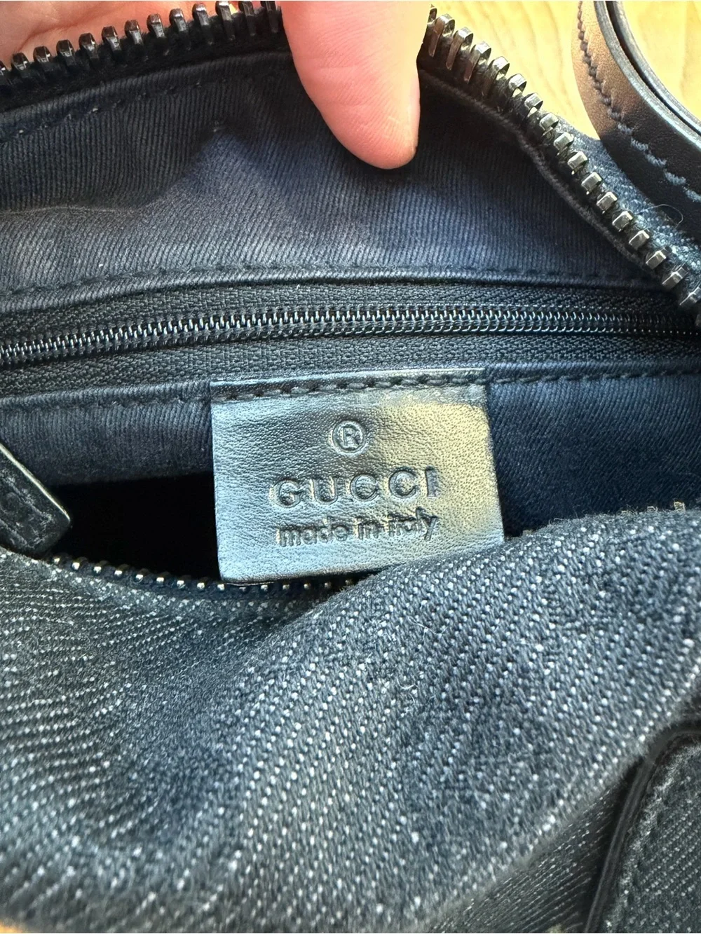 Black Gucci GG Shoulder Bag – Elegant Everyday Carry - Picture 5 of 9